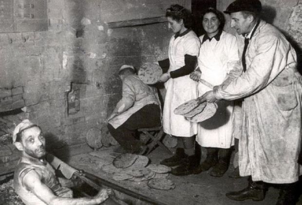 Выпечка евреями мацы в период Второй мировой войны. 1943 год